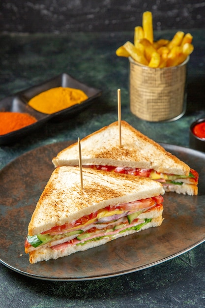 Vorderansicht köstliche Schinkensandwiches innerhalb Platte mit Pommes Frites dunkle Oberfläche