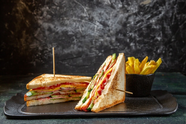 Vorderansicht köstliche Schinkensandwiches mit dunkler Oberfläche der Pommes Frites