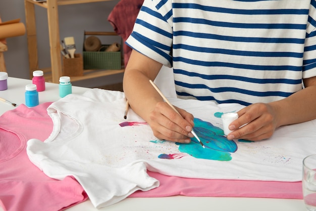 Foto vorderansicht-künstler mit t-shirt