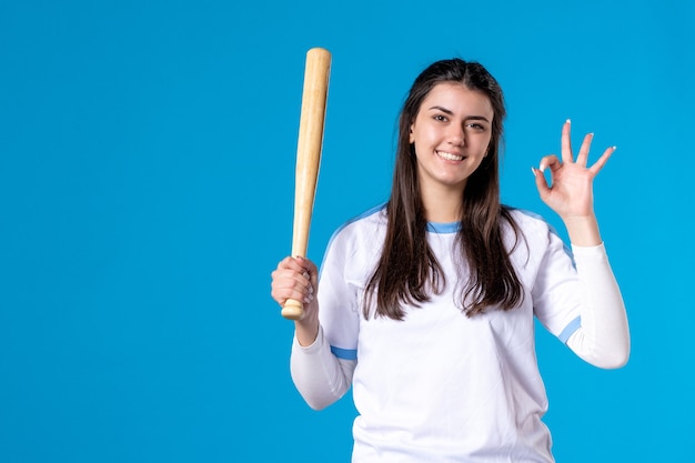 Vorderansicht lächelnde junge Frau mit Baseballschläger