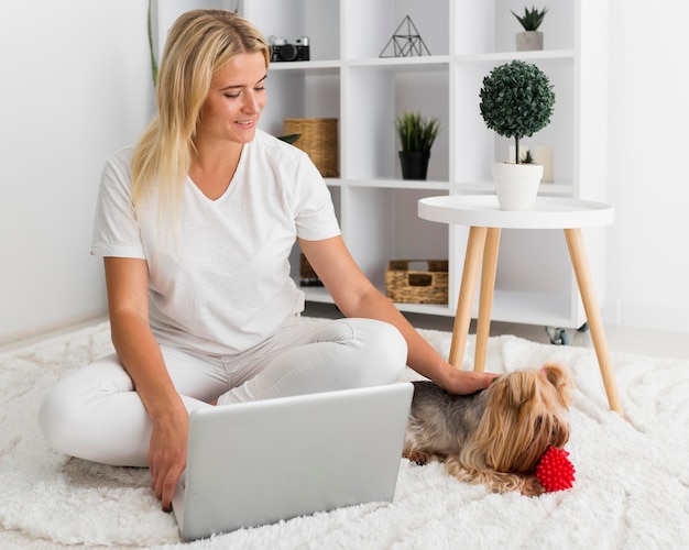 Foto vorderansicht lässige frau, die von zu hause aus arbeitet