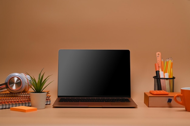 Vorderansicht Laptop und orangefarbener Hintergrund der Ausrüstung