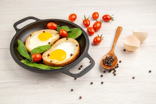 Vorderansicht leckere Ei-Toasts mit frischen Tomaten auf weißem Hintergrund Essen Salatteller Brot Tee Mittagessen Frühstück Farbe Mahlzeit