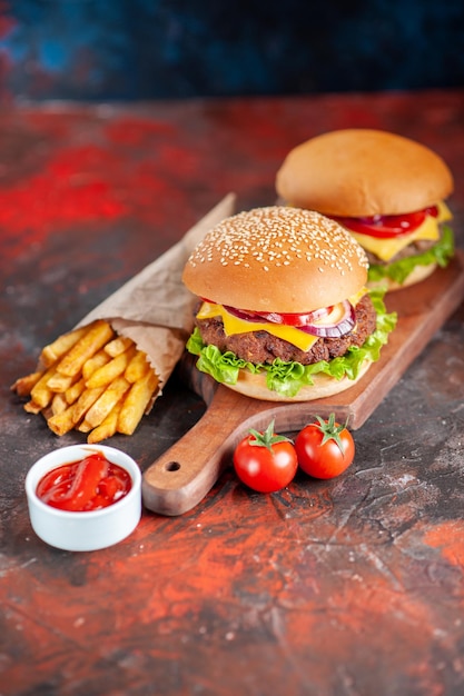 Vorderansicht leckere Pommes Frites mit Cheeseburger auf dunkler Oberfläche