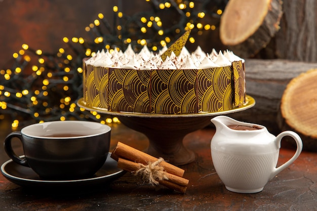 Vorderansicht leckere Sahnetorte auf dunklem Hintergrund süße Desserttorte Farbfoto Geburtstag Zucker Tee Liebe