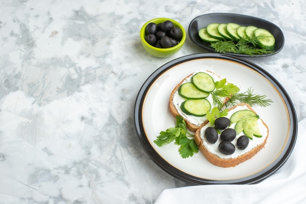 Vorderansicht leckere Sandwiches mit Oliven und Gurken im Teller mit weißem Hintergrund Gesundheit Toast Essen Burger Brot horizontal