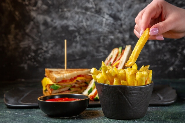 Vorderansicht leckere Schinkensandwiches mit dunkler Oberfläche der Pommes Frites