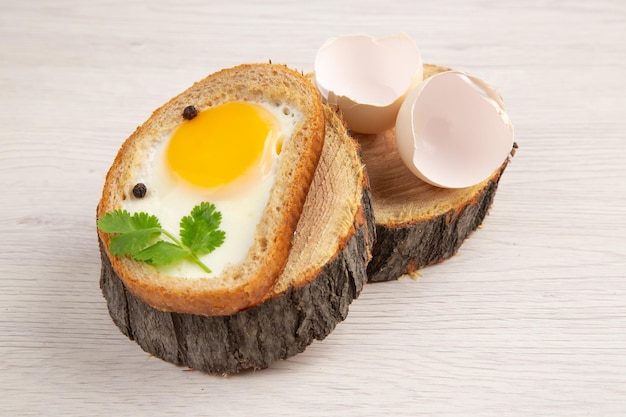 Vorderansicht leckerer Eiertoast auf weißem Hintergrund Morgenmahlzeit Farbe Frühstück Salat Essen Foto Mittagessen