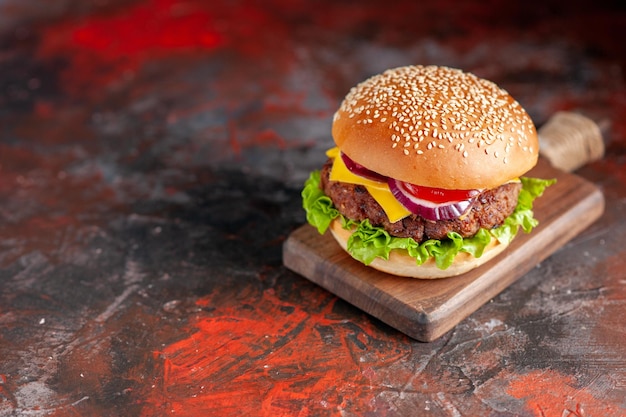 Vorderansicht leckerer Fleisch-Cheeseburger auf dunkelbraun