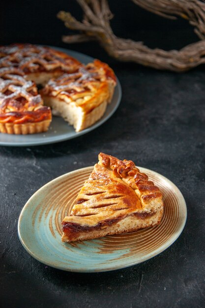 Vorderansicht leckerer fruchtiger Kuchen mit Gelee auf dunklem Hintergrund Keksteig süßer Kuchenkuchen backen Ofen Dessert Zucker