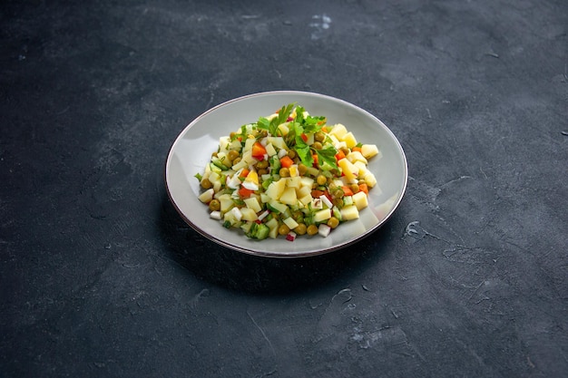 Vorderansicht leckerer Salat besteht aus Eiern Bohnen Kartoffeln und Karotten auf dunkler Oberfläche Küche Gesundheit Mittagessen Brot Mahlzeit horizontale Diätnahrung