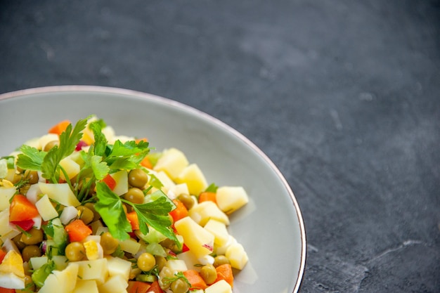 Vorderansicht leckerer Salat besteht aus Eiern, Bohnen und Kartoffeln im Teller auf dunkler Oberfläche Küche Gesundheit Mittagessen Brot horizontale Diät Lebensmittelfarbe Mahlzeit