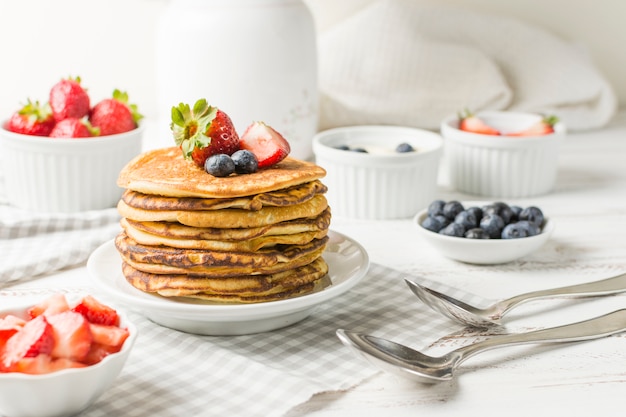 Foto vorderansicht leckeres frühstück