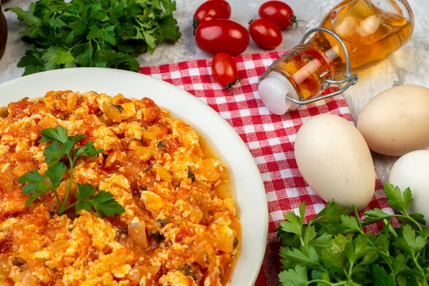 Vorderansicht leckeres tomatenomelett mit grün und frischem gemüse auf dem weißen hintergrund morgen frühstück brot milch mittagessen farbe