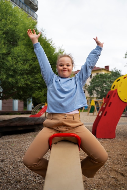 Foto vorderansicht mädchen mit down-syndrom, das spaß hat