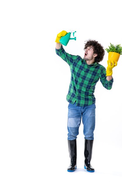 Vorderansicht männlicher Gärtner gießt kleine Pflanze im Topf auf weißem Hintergrund Boden Feld Job Baum Gartenreinigung Graben Blume Gras Rot