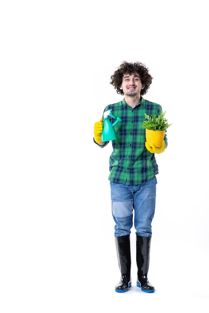 Vorderansicht männlicher Gärtner hält kleine Pflanze auf weißem Hintergrund Boden Feld Job Baum Gartenreinigung Graben Blumengras