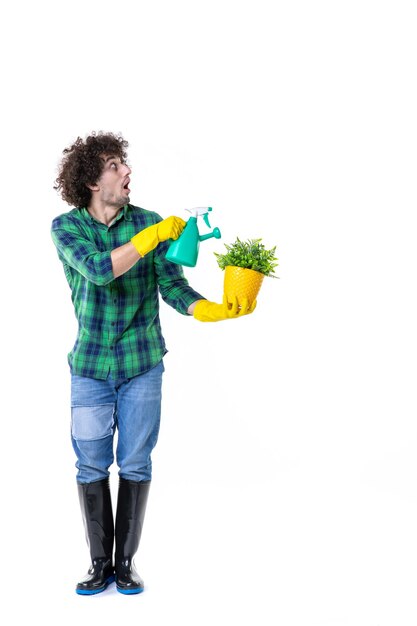 Vorderansicht männlicher Gärtner hält kleine Pflanze auf weißem Hintergrund Boden Feld Job Baum graben Blumen Gras sauberes Blatt Garten