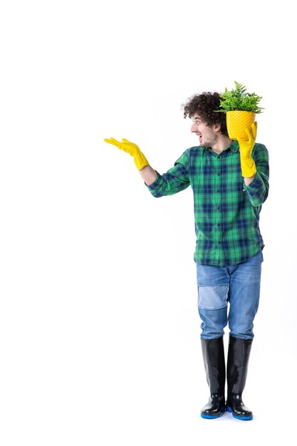 Vorderansicht männlicher Gärtner hält kleine Pflanze im Topf auf weißem Hintergrund Boden Feld Baum graben Blume Garten Wasser Job Gras Geld