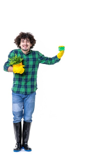 Vorderansicht männlicher Gärtner mit kleiner Pflanze und Bankkarte auf weißem Hintergrund Boden Feld Baum Graben Blume Gras Wasser Job