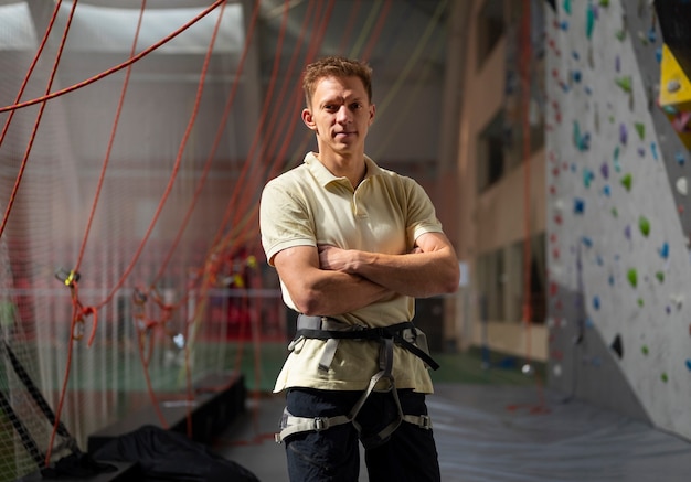 Foto vorderansicht mann in der nähe der kletterwand