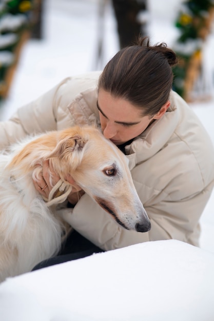 Foto vorderansicht mann mit süßem windhund