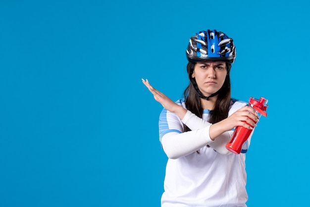 Vorderansicht missfiel junge Frau in Sportkleidung mit Helm