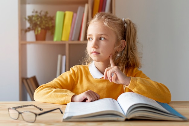 Vorderansicht niedliches Mädchen lesen