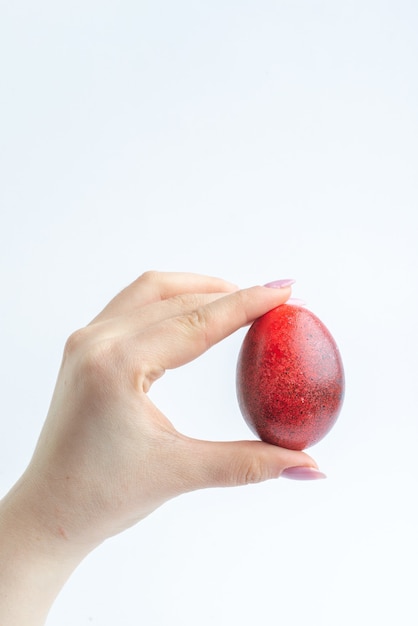 Vorderansicht rot bemalte Eier in weiblichen Händen auf weißem Hintergrund Frühling bunte horizontale Novruz-Konzept verziert