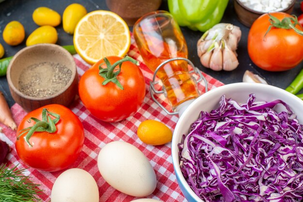 Vorderansicht Rotkohlsalat mit Grüns frischem Gemüse und Eiern auf dunklem Hintergrund Foto Gesundheit Diät Farbe Lebensmittel Milch