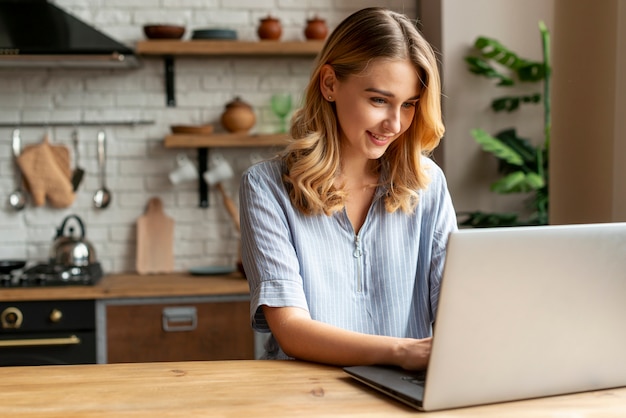 Vorderansicht schöne Frau mit einem Laptop