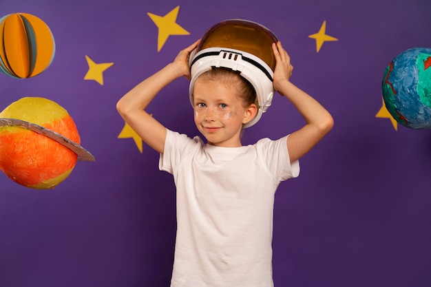 Foto vorderansicht-smiley-kind mit helm