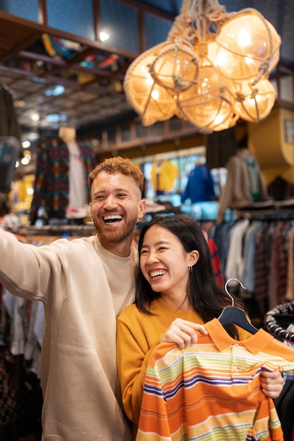 Foto vorderansicht-smiley-leute, die selfie nehmen