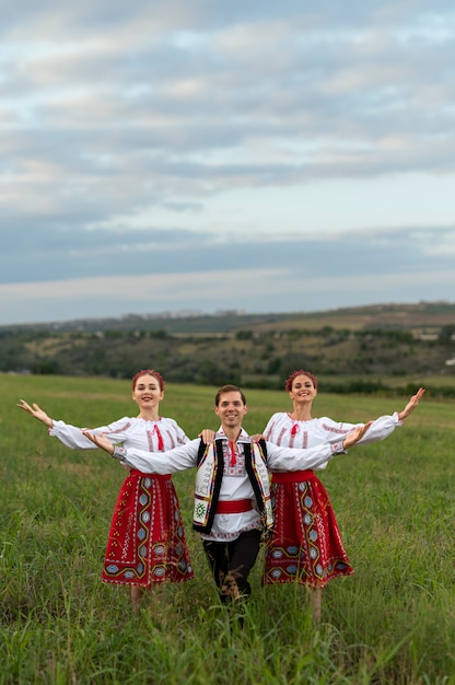 Foto vorderansicht-smiley-leute, die traditionelle outfits tragen