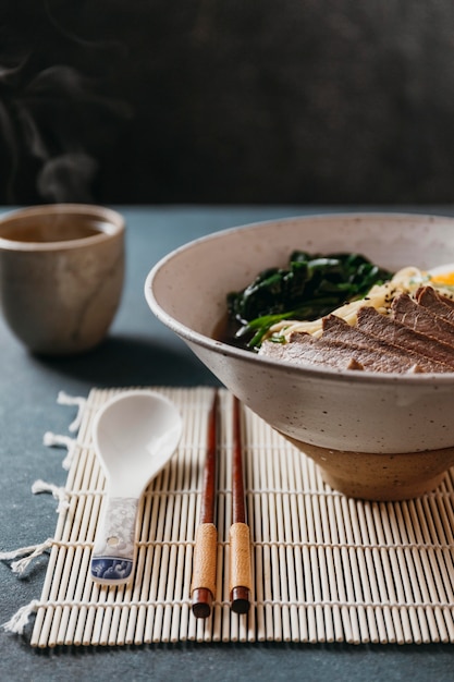 Vorderansicht traditionelles japanisches Gerichtanordnung