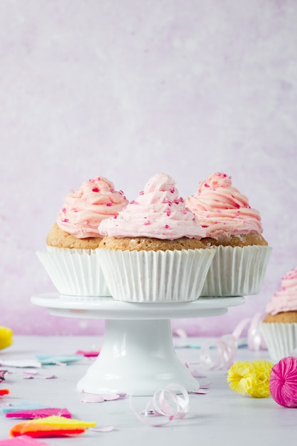 Vorderansicht von Geburtstagskleinen kuchen mit Zuckerglasur und besprüht