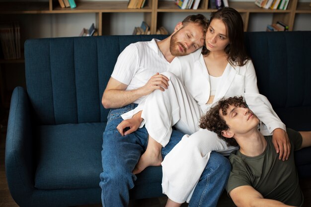 Foto vorderansicht von menschen in polyamory beziehung