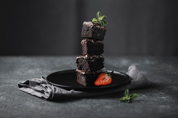 Foto vorderansicht von schokoladenkuchenstücken auf teller mit minze