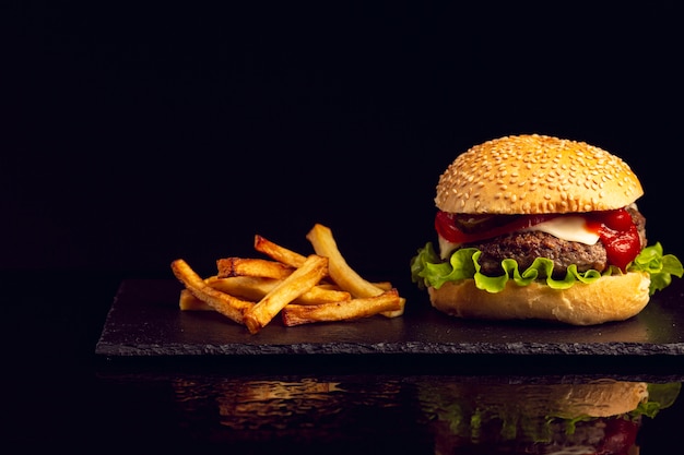 Foto vorderansichtburger mit pommes-frites