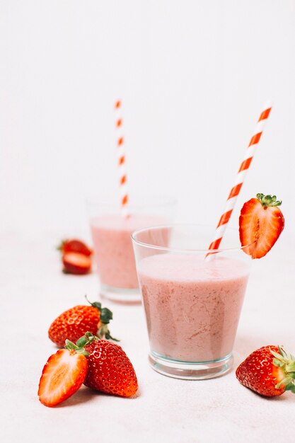 Foto vorderansichterdbeeresmoothie im glas