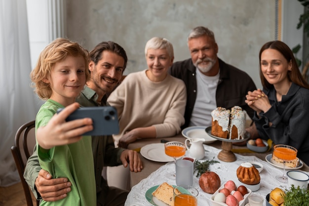 Foto vorderansichtfamilie, die selfie nimmt