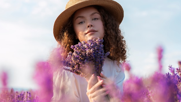 Vorderansichtfrau, die Lavendel hält