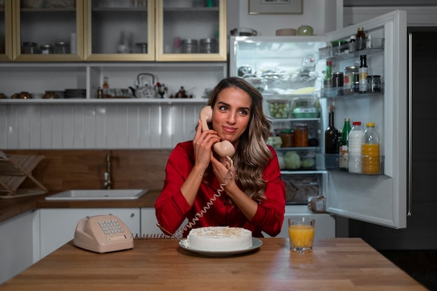 Foto vorderansichtfrau mit essen nachts