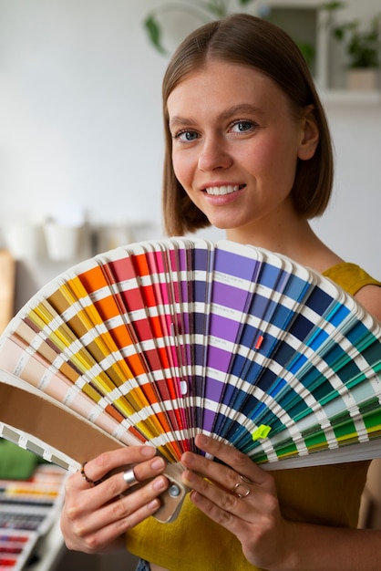 Foto vorderansichtfrau mit farbpalette