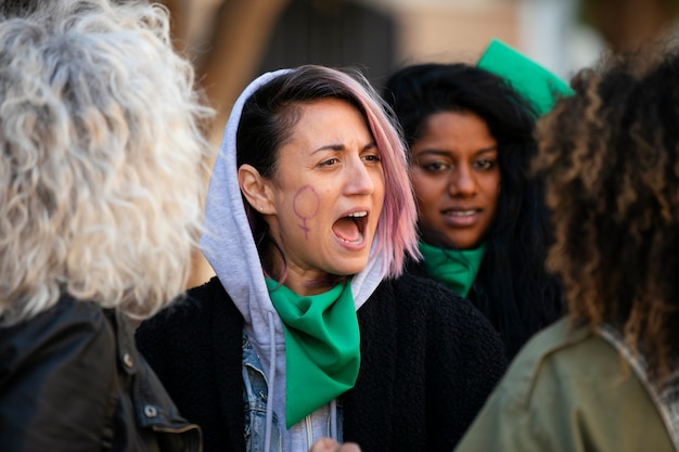 Foto vorderansichtfrauen, die draußen protestieren