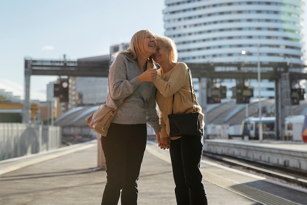 Foto vorderansichtfrauen, die hände halten