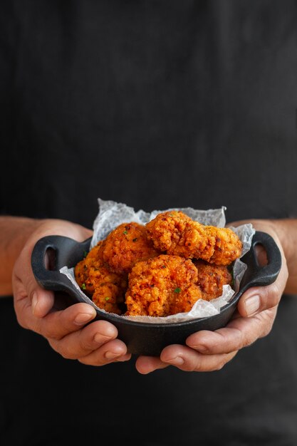 Vorderansichthände, die knochenloses huhn halten