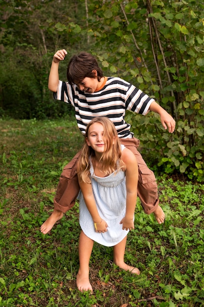 Foto vorderansichtkinder, die draußen spaß haben