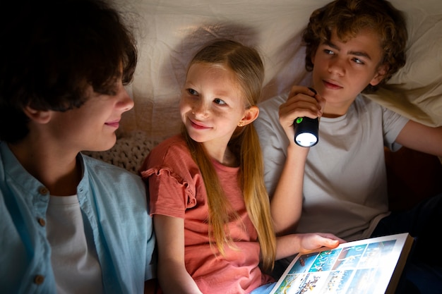 Foto vorderansichtkinder, die fernsehen