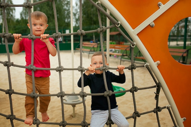 Foto vorderansichtkinder, die im park spielen